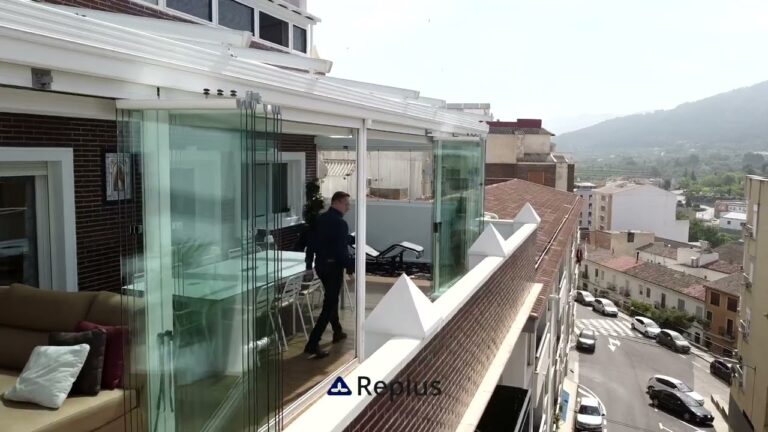 Transforma tu terraza: personalizaci&oacute;n de espacios con cortinas de cristal
