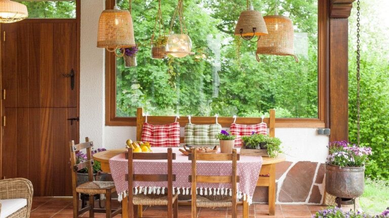 Terrazas Rústicas: Mesas de Estilo Campestre para un Hogar Acogedor